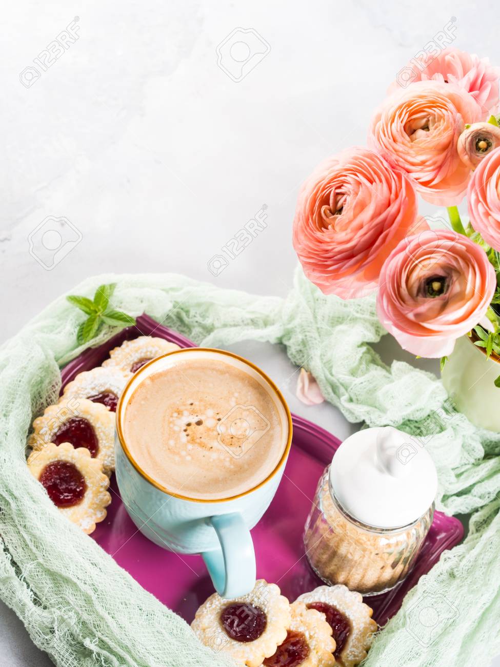 Immagini Stock - Tazza Di Biscotti Di Caffè E Fiori Di Ranuncolo Rosa.  Colazione Festa Festiva. Giorno Della Valentina Della Madre Image 77443526.