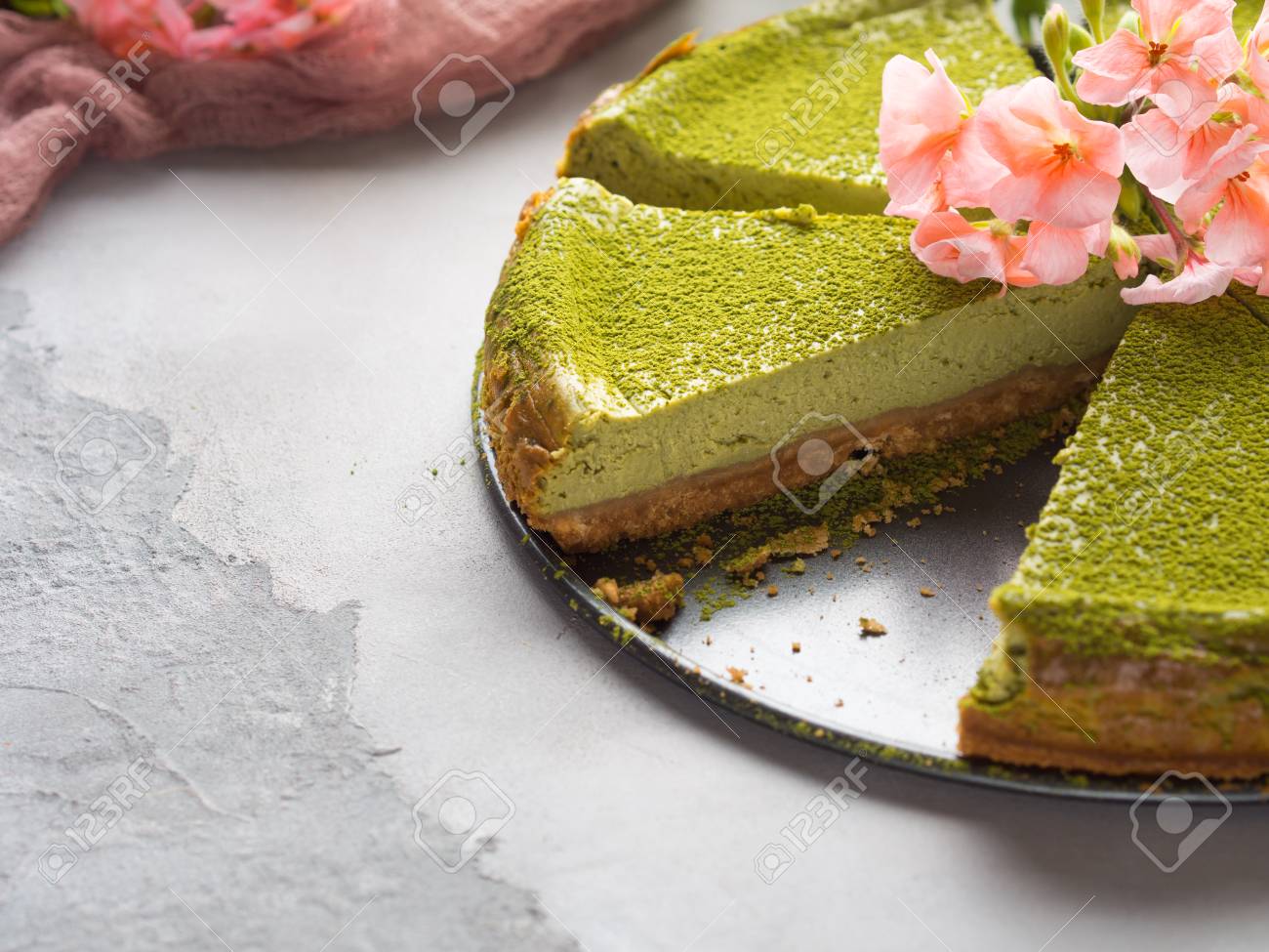抹茶ベイクド チーズ ケーキとコンクリートの灰色の背景にピンクの花 の写真素材 画像素材 Image 抹茶ベイクド チーズ ケーキとコンクリートの灰色の背景にピンクの花 の写真素材 画像素材 Image