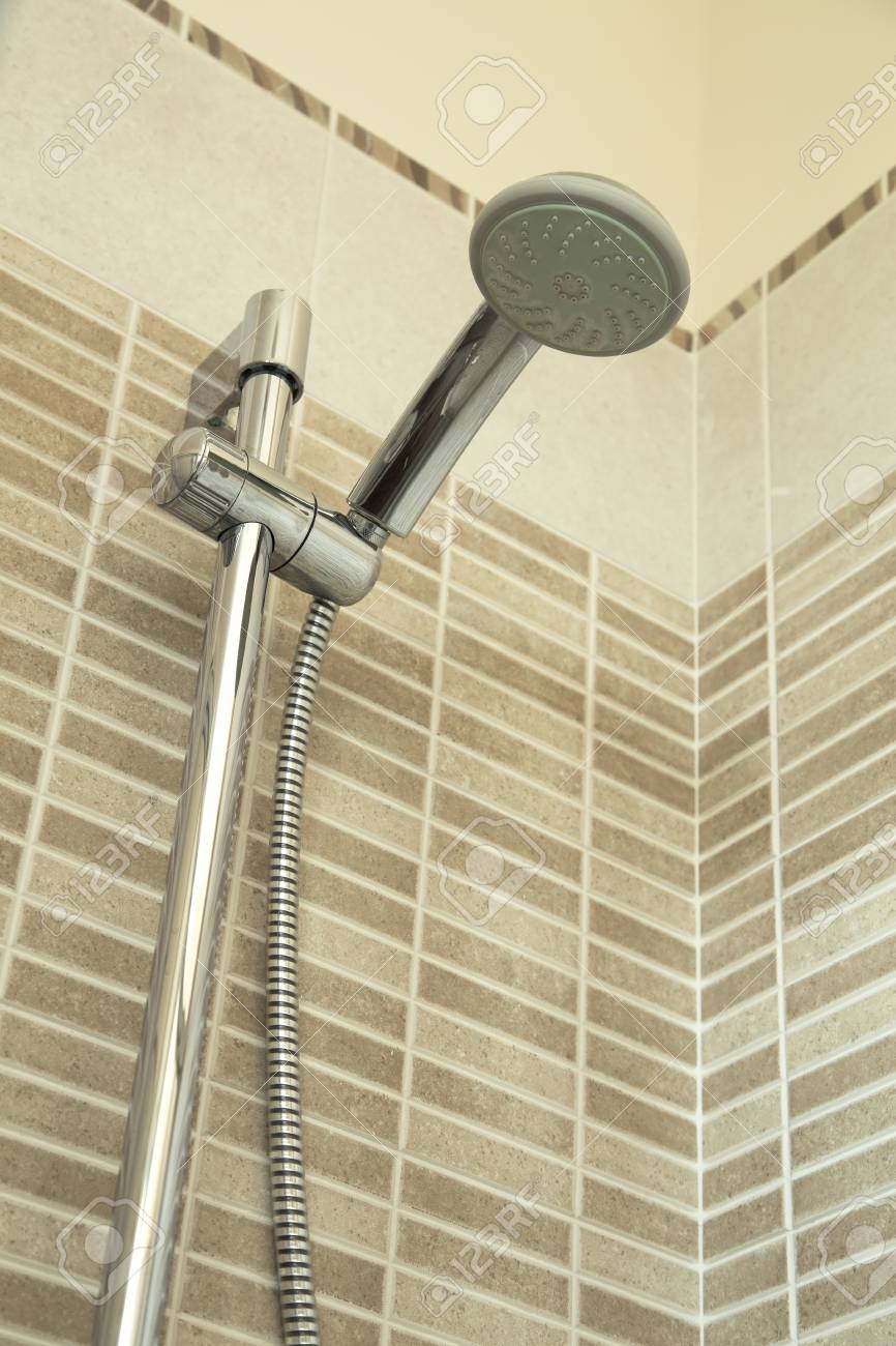 Ducha Cabeza En La Pared Del Bano De Ceramica Fotos Retratos