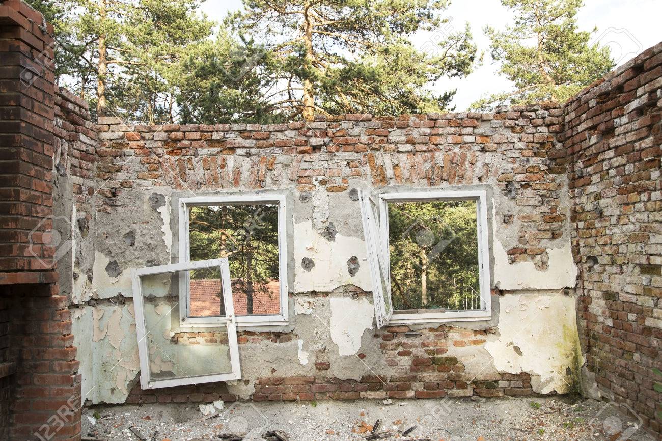 放棄された台無しにされた屋根のない家 の写真素材 画像素材 Image