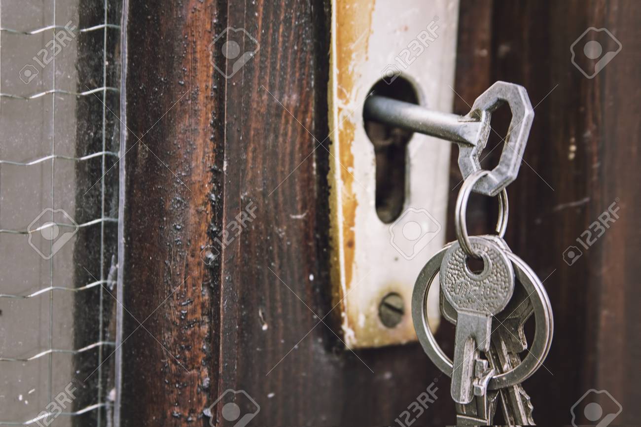 Juego De Llaves Metálicas Cerradas En Vieja Cerradura Rústica, Unida A Una Puerta De Madera Fotos, Retratos, Imágenes Y Fotografía De Archivo Libres De Derecho. Image 94451604.