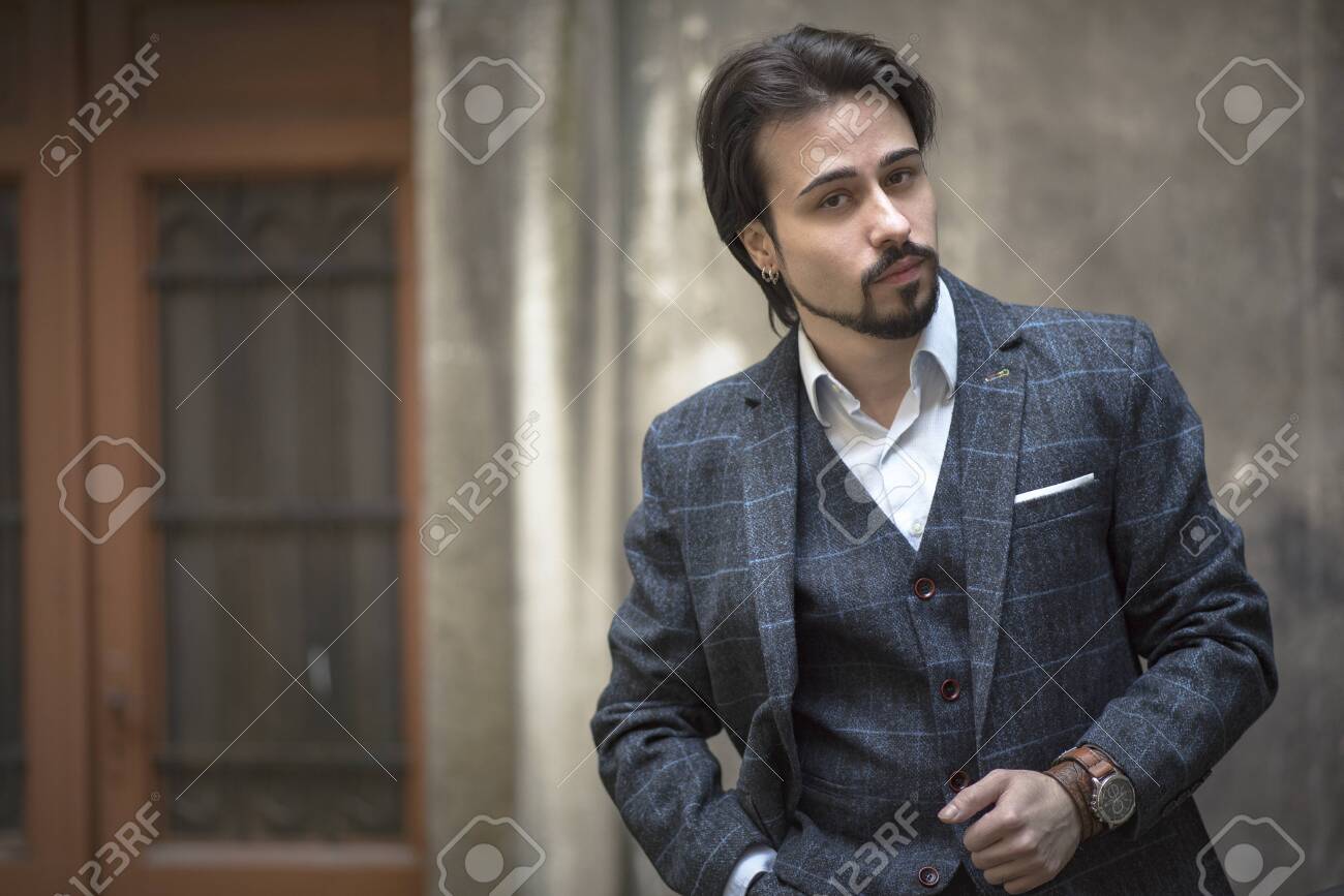 Immagini Stock Uomo D Affari In Stile Retro In Un Tipico Abito Inglese Cappotto Di Tweed E Cappotto In Vita Ragazzo Barbuto In Una Posa Di Strada Image