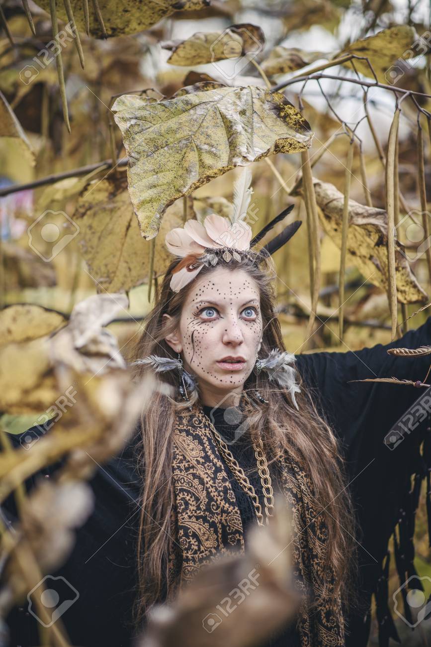 シャーマンインディアン ネイティブアメリカン 自然の中で呪文を唱える女性 の写真素材 画像素材 Image