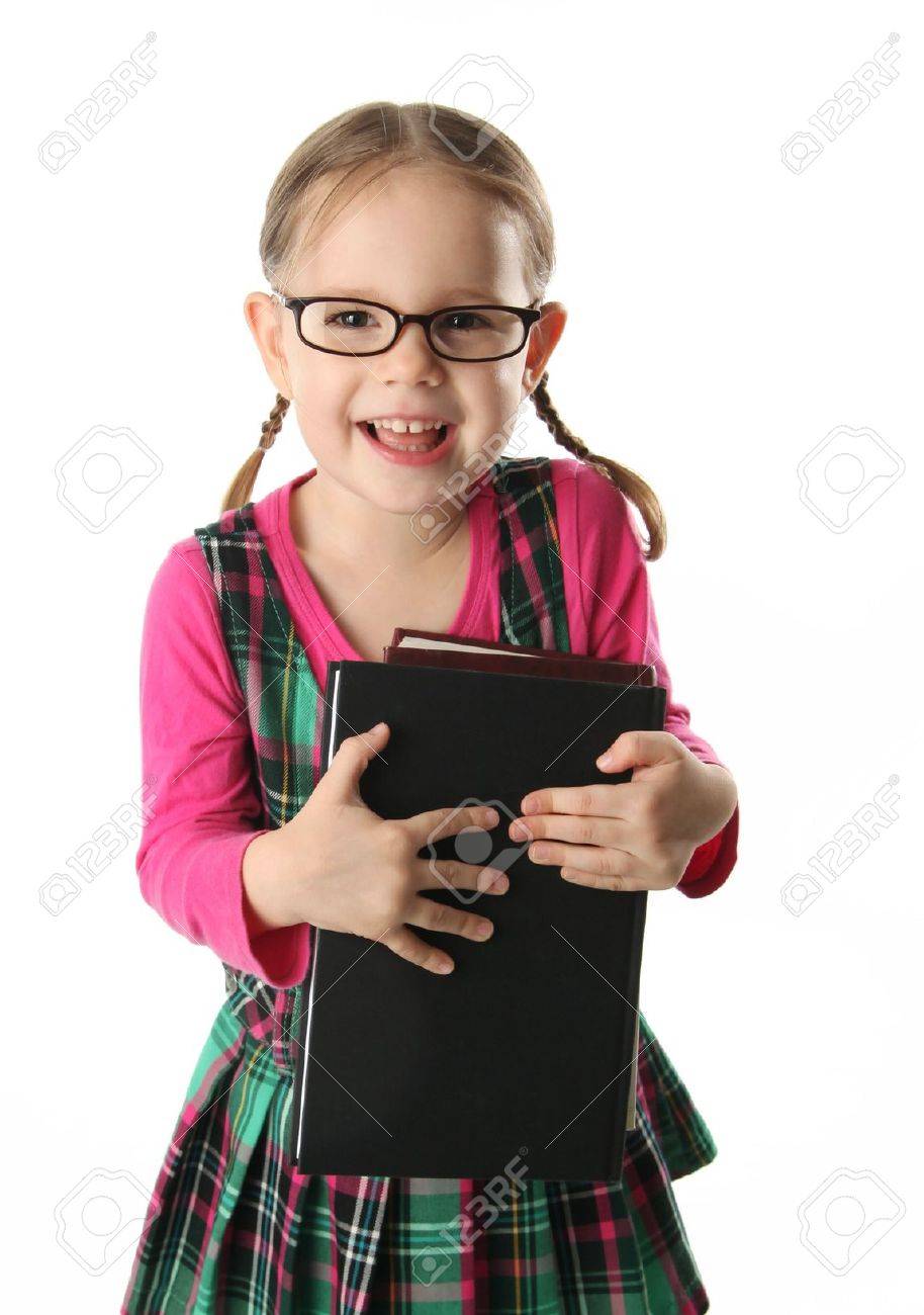 幼稚園児のかわいい女の子が着て眼鏡を運ぶ重い本のスタック の写真素材 画像素材 Image