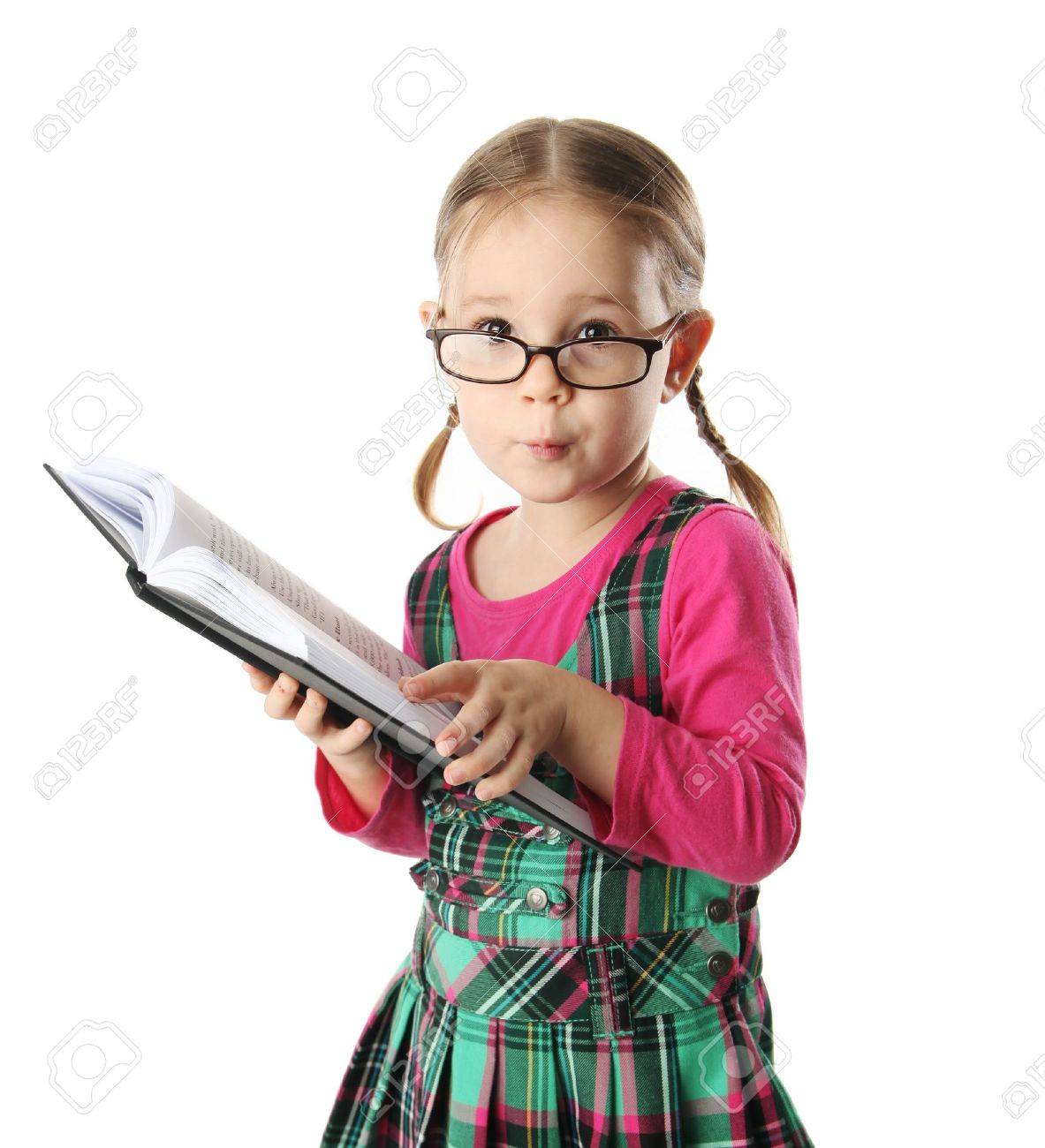 幼稚園児のかわいい女の子の本を見て眼鏡を着用 の写真素材 画像素材 Image