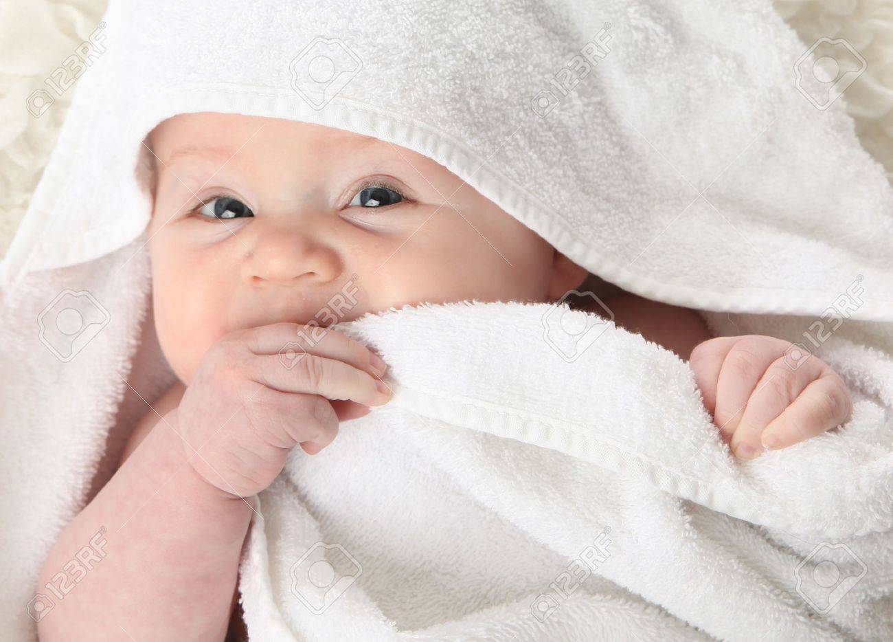 Bouchent Le Portrait D Un Bebe Mignon Enveloppe Dans Un Visage Cache Serviette Blanche Banque D Images Et Photos Libres De Droits Image