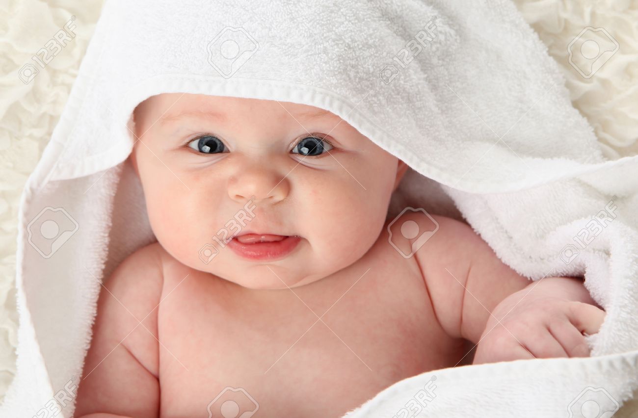 Gros Plan Portrait D Un Bebe Mignon Enveloppe Dans Une Serviette Blanche Avec La Langue Qui Sort Banque D Images Et Photos Libres De Droits Image Gros Plan Portrait D Un Bebe Mignon Enveloppe Dans Une Serviette Blanche Avec La Langue Qui Sort Banque D Images Et Photos Libres De Droits Image