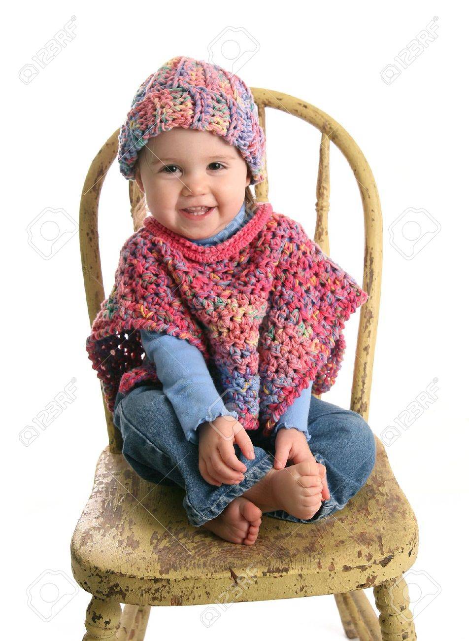 手作りを着た愛らしい赤ちゃん女の子は服 ショール 帽子かぎ針編み の写真素材 画像素材 Image