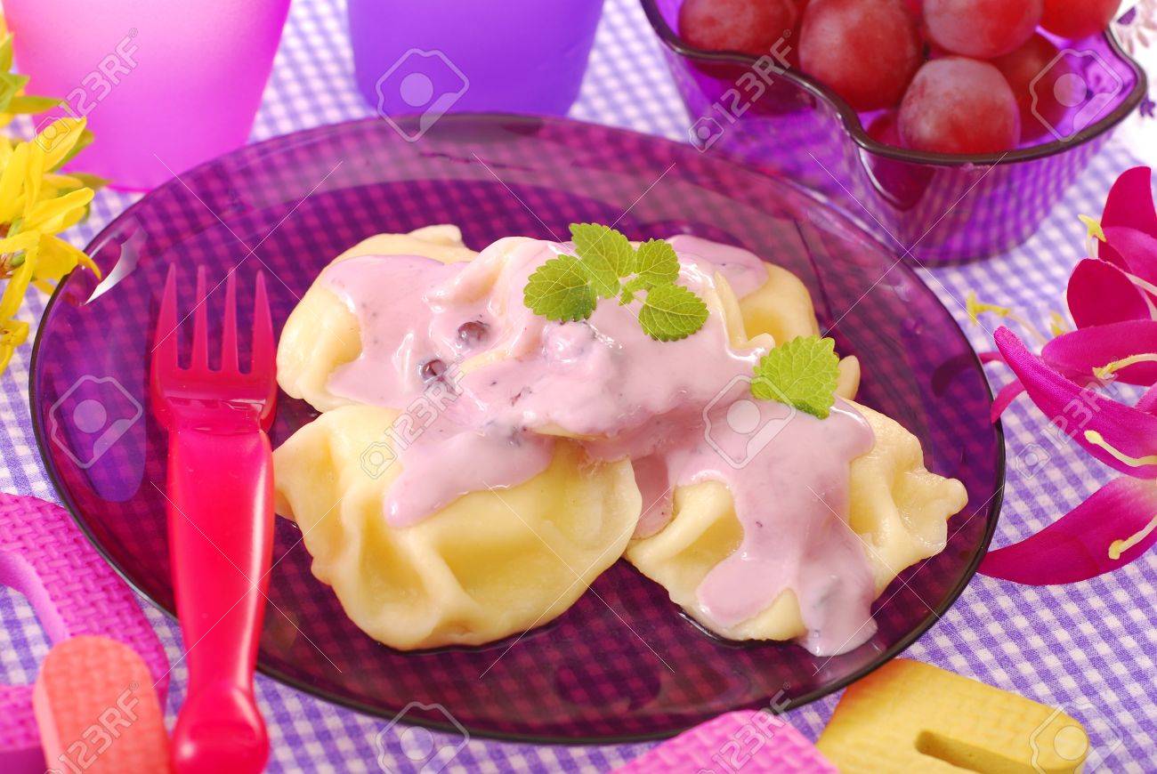 Susse Ravioli Pierogi Mit Huttenkase Und Goss Heidelbeere Joghurt Als Abendessen Fur Kinder Lizenzfreie Fotos Bilder Und Stock Fotografie Image 13404356