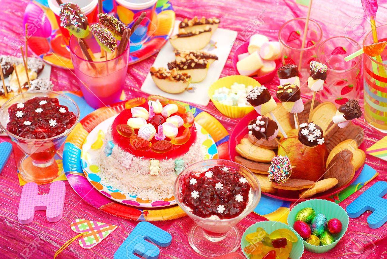 Fete D Anniversaire Avec Torte Friandises Faites Maison Et Des Fruits Pour Les Enfants Banque D Images Et Photos Libres De Droits Image