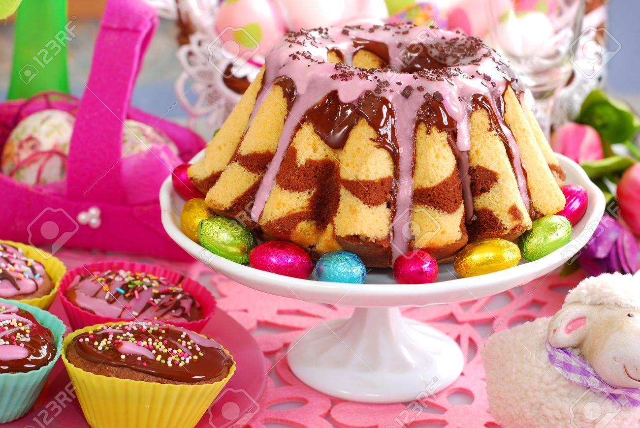 homemade marble ring cake poured chocolate sauce and pink icing on easter table - 18419174 homemade marble ring cake poured chocolate sauce and pink icing on easter table - 18419174