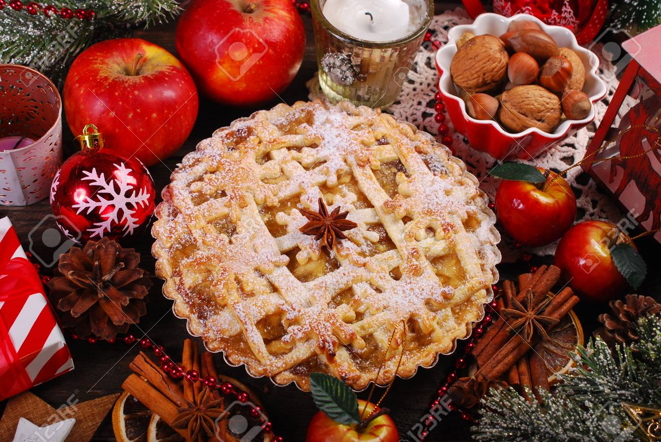 作り方や素朴な木製のテーブルの上にクリスマスの飾りを伝統的なアップルパイ の写真素材 画像素材 Image