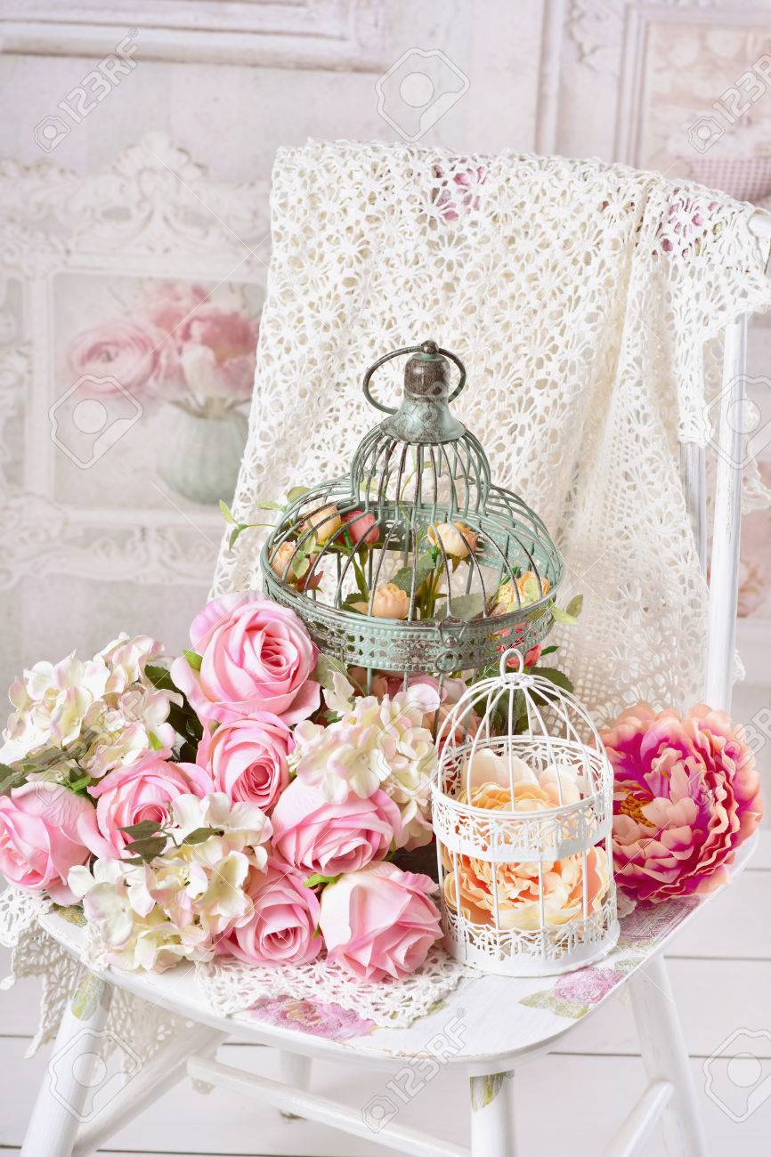 Vintage Stil Dekoration Mit Blumen In Alten Metall Vogelkafigen Und Strauss Rosa Rosen Auf Dem Stuhl Lizenzfreie Fotos Bilder Und Stock Fotografie Image 82941846