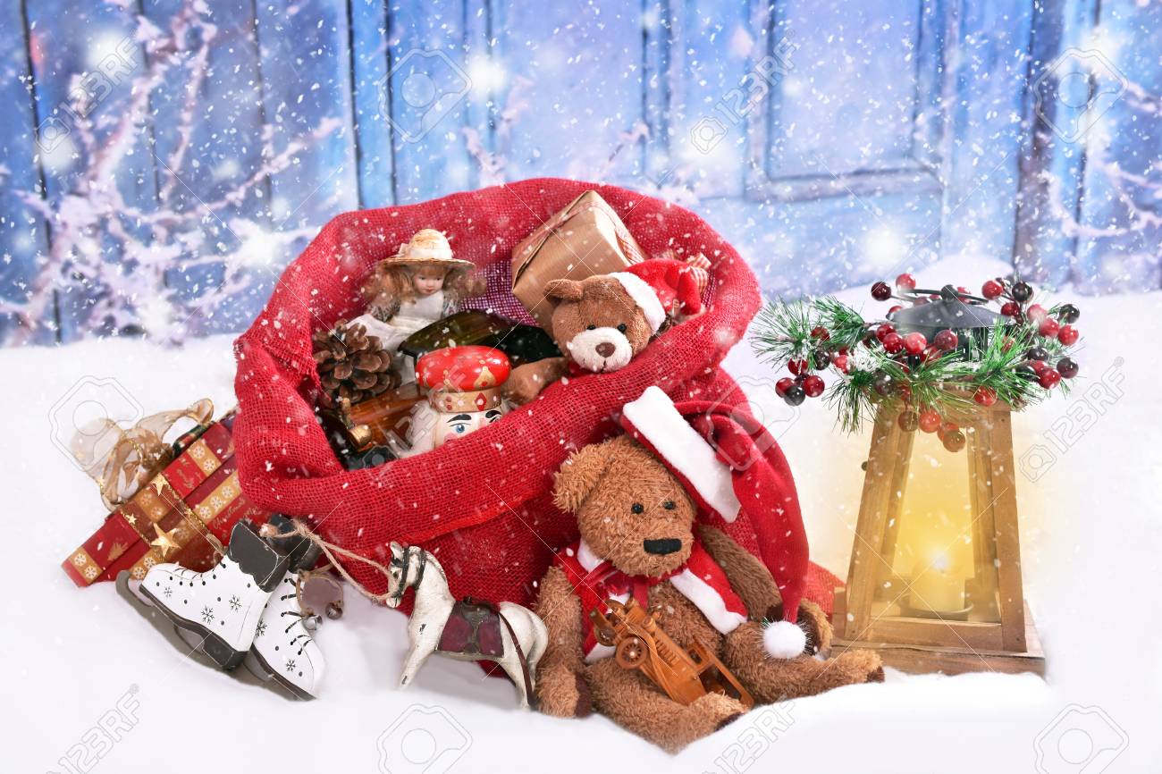 Regali Di Natale Giocattoli.Immagini Stock Giocattoli In Stile Retro Come Regali Di Natale Nel Sacco Rosso Santa Sdraiato Sulla Neve All Aperto Image 91759815