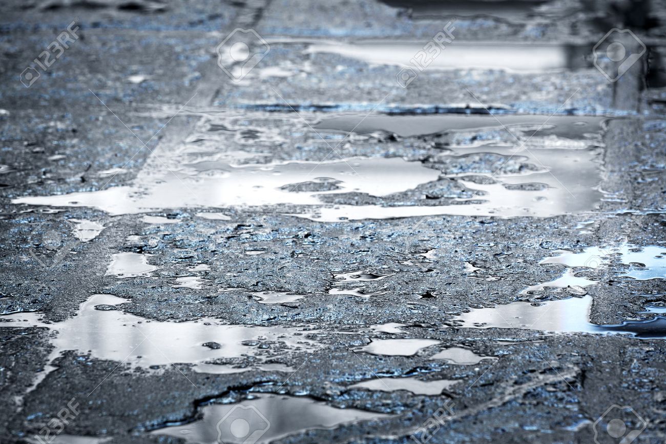 市内の舗装上の雨水たまり の写真素材 画像素材 Image