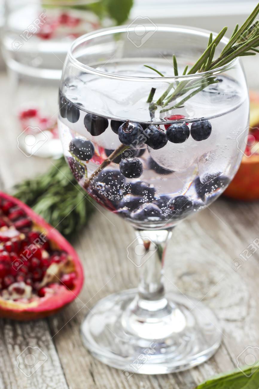 ブルーベリー カクテル ローズマリーの付け合わせとソーダ セレクティブ フォーカス の写真素材 画像素材 Image