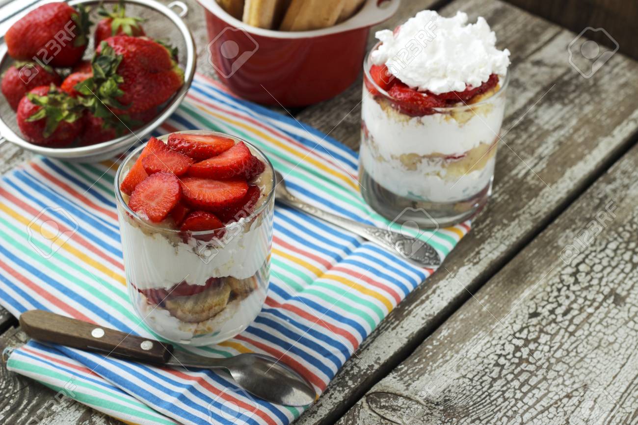 postre de fresas con crema y platano
