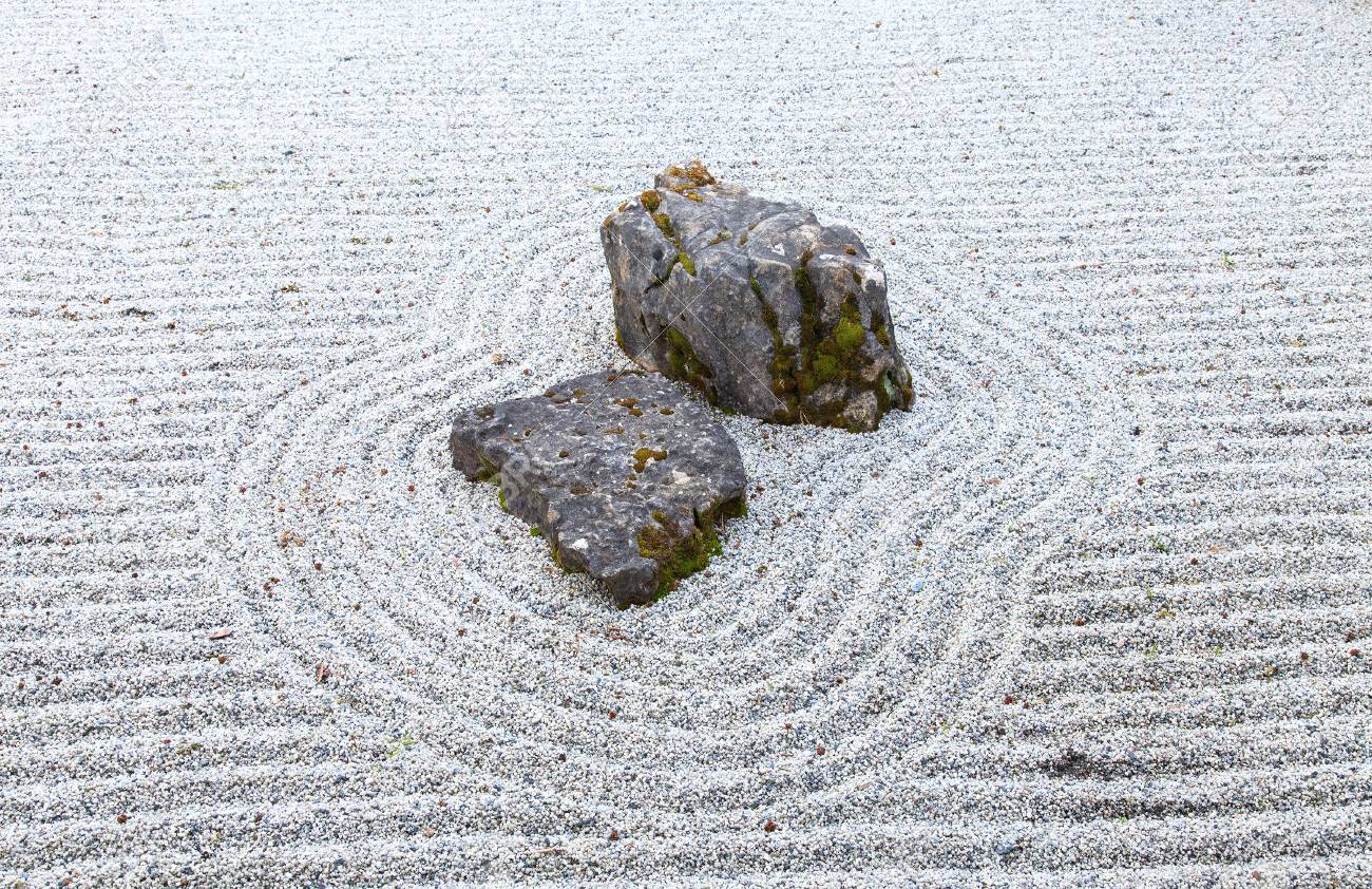 岩と掻き集められた砂利和風庭園 の写真素材 画像素材 Image