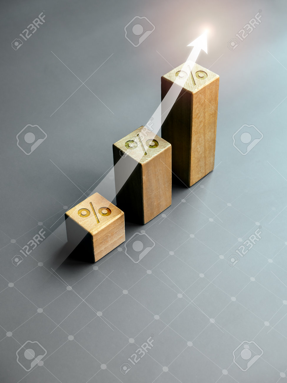 Shining rise up pijl op houten kubus blokken met percentage pictogram, grafiek grafiek stappen tabel, verticale stijl, inkomen, marketing, bedrijfsgroei, technologische trends, economische verbetering concepten. - 192087239 Shining rise up pijl op houten kubus blokken met percentage pictogram, grafiek grafiek stappen tabel, verticale stijl, inkomen, marketing, bedrijfsgroei, technologische trends, economische verbetering concepten. - 192087239