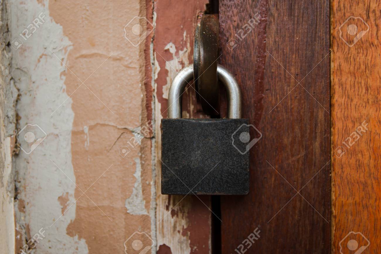 ドアに鍵をかけて農家のドアに鍵をかける の写真素材 画像素材 Image