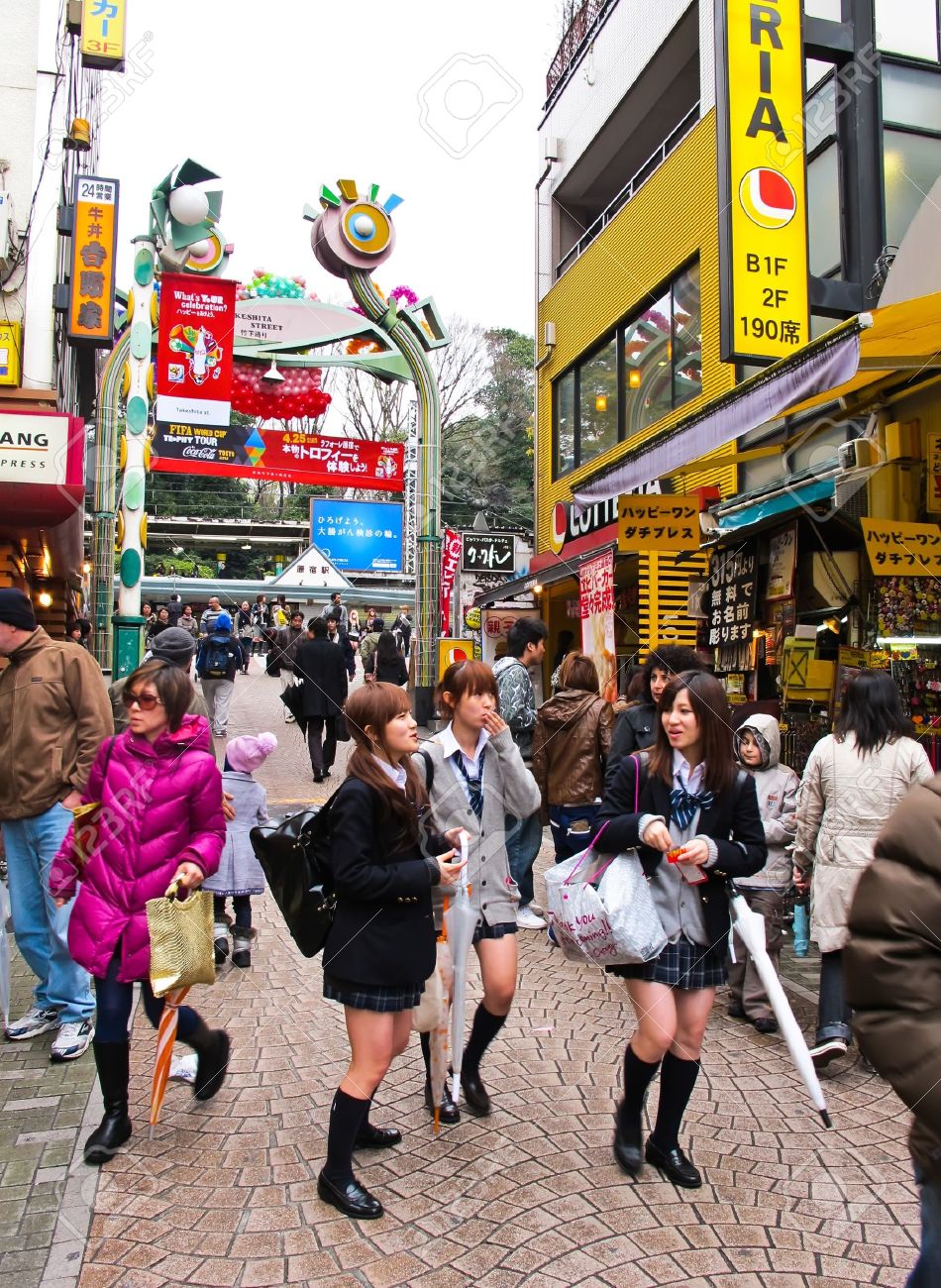 東京 日本で 10 年 4 月 15 日に 4 月 15 Takeshita 原宿通り東京都はまた大きいショッピング地区とそのユニークなストリート ファッションで有名な世界のファッションの都 の写真素材 画像素材 Image