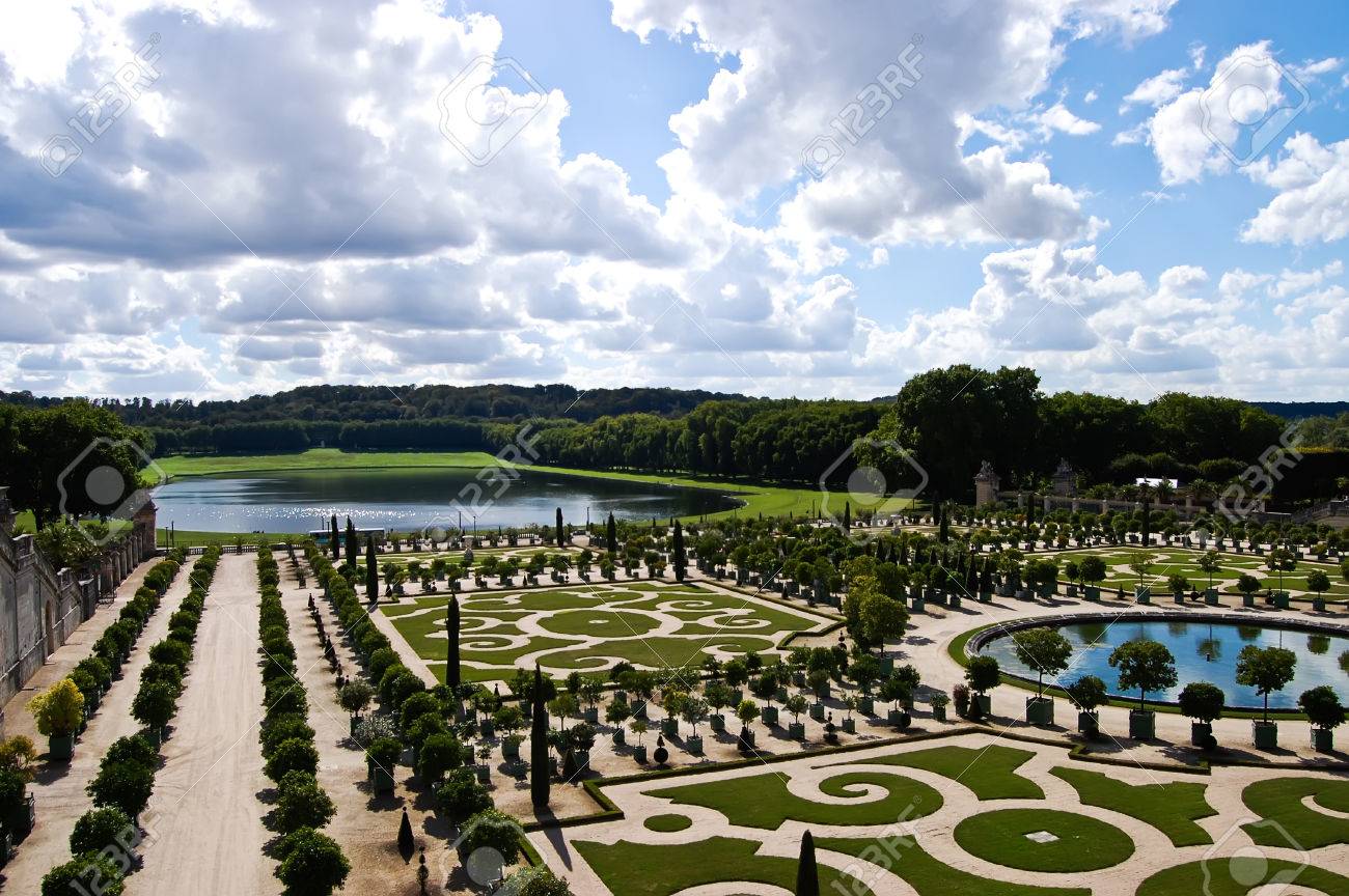 フランスのベルサイユ宮殿でオレンジの木で装飾的な庭 の写真素材 画像素材 Image