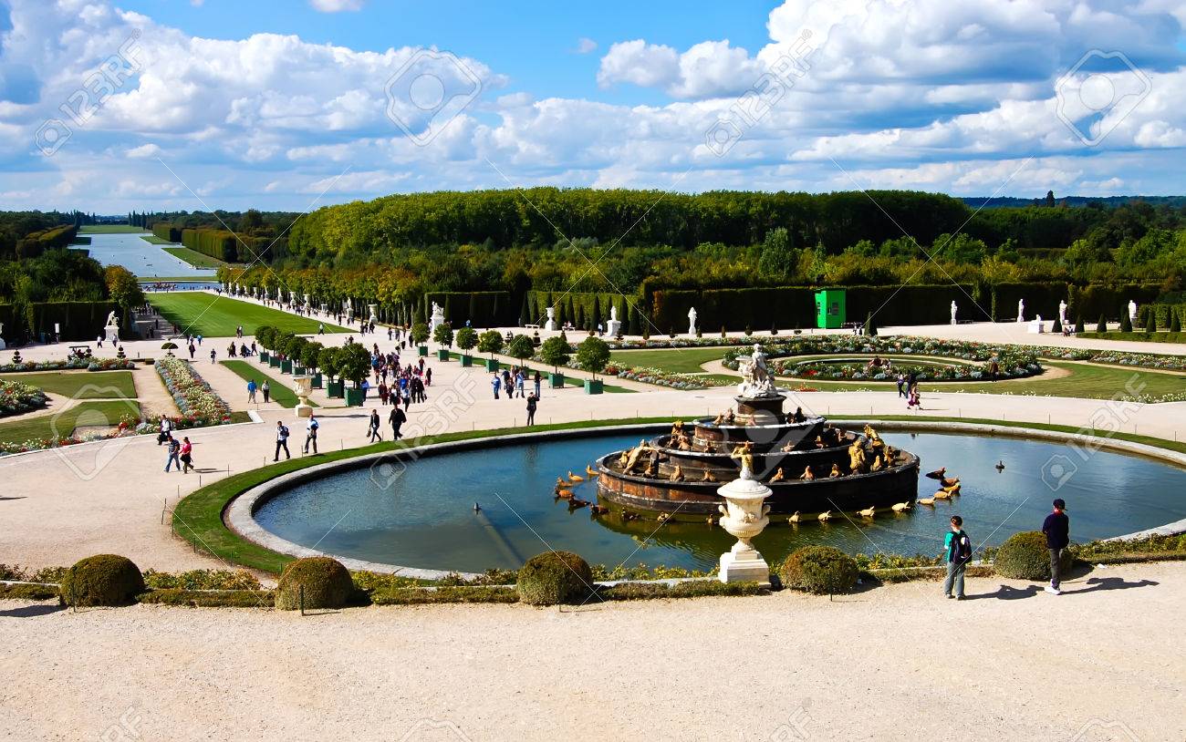 ヴェルサイユ庭園噴水観光客で背景の写真 10 年 9 月 17 日にフランスのヴェルサイユ宮殿で明るい青空 の写真素材 画像素材 Image