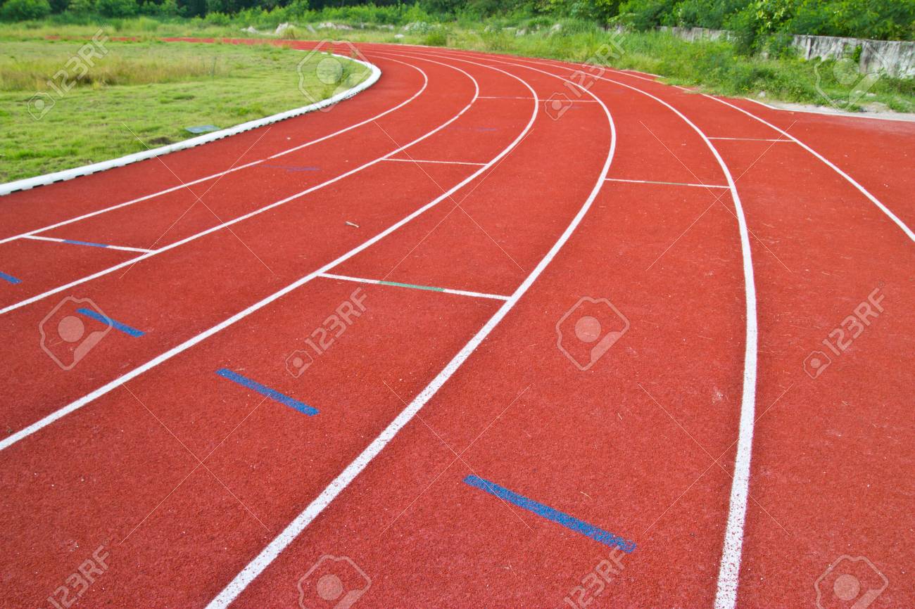 総合競技場の赤いランニング トラック の写真素材 画像素材 Image