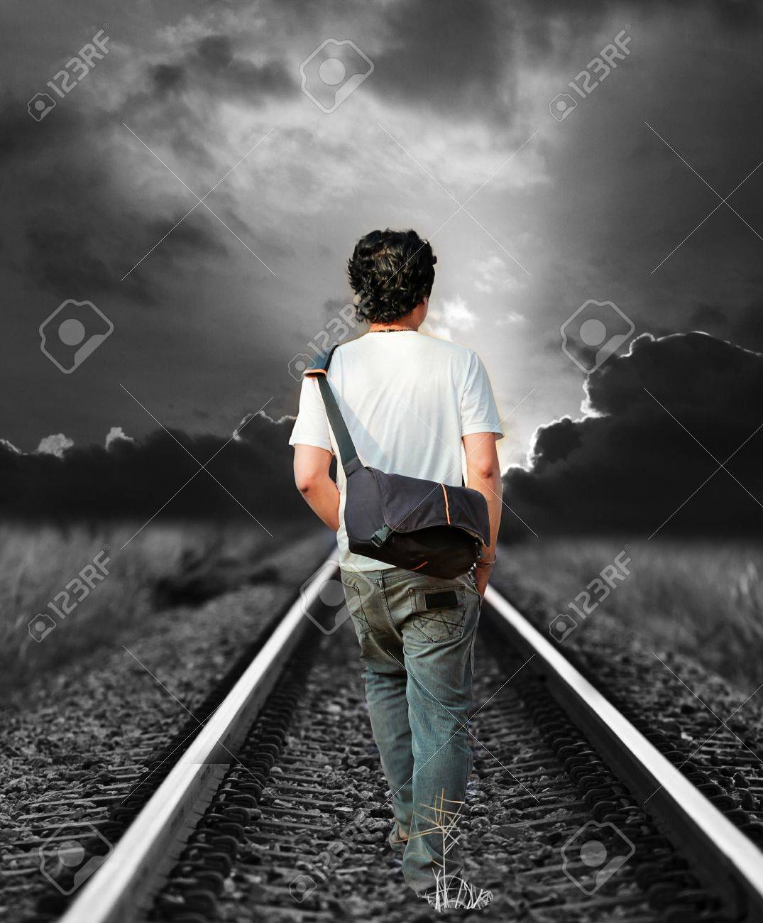鉄道線路の上を歩いて男 の写真素材 画像素材 Image 鉄道線路の上を歩いて男 の写真素材 画像素材 Image