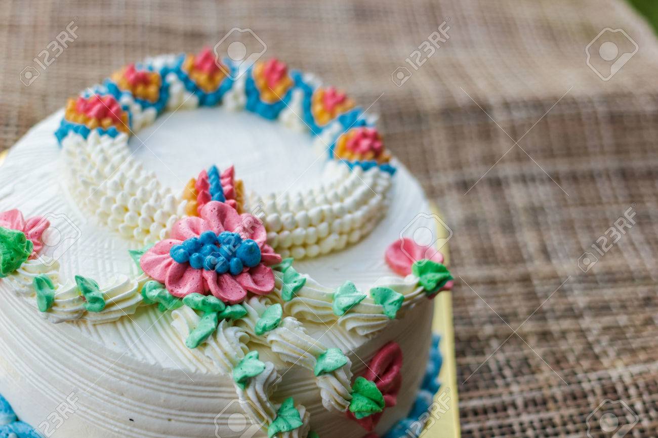 Delicieux Gateau Merveilleux Avec Joyeux Anniversaire Banque D Images Et Photos Libres De Droits Image