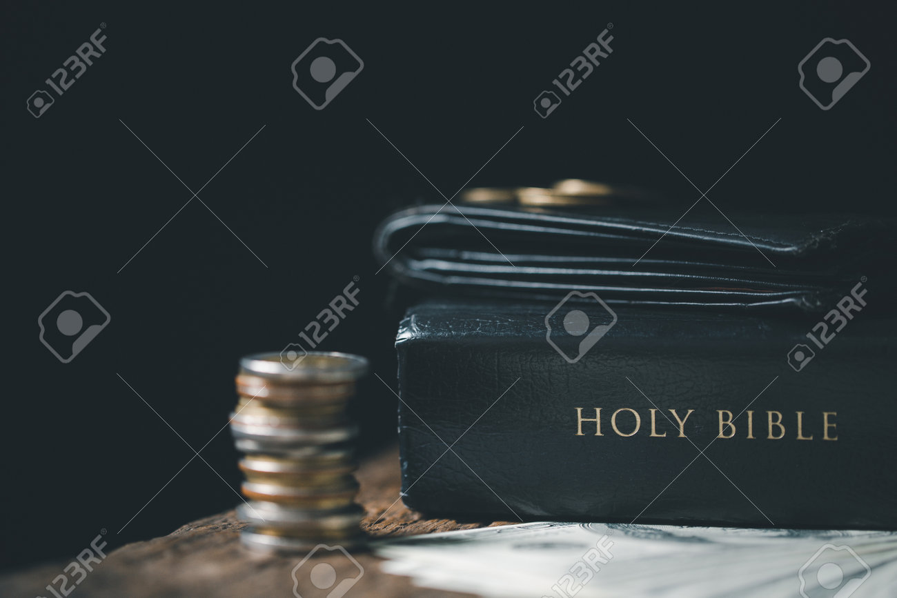 10분의 1 또는 십일조는 성경이 우리에게 첫 열매의 10분의 1을 신 동전에 바치라고 가르치는 기초입니다. 기독교인은 관대함을  제공하고 교회에서 십일조를 낸다는 성서적 개념을 가지고 있습니다. 로열티 무료 사진, 그림, 이미지 그리고 스톡포토그래피.