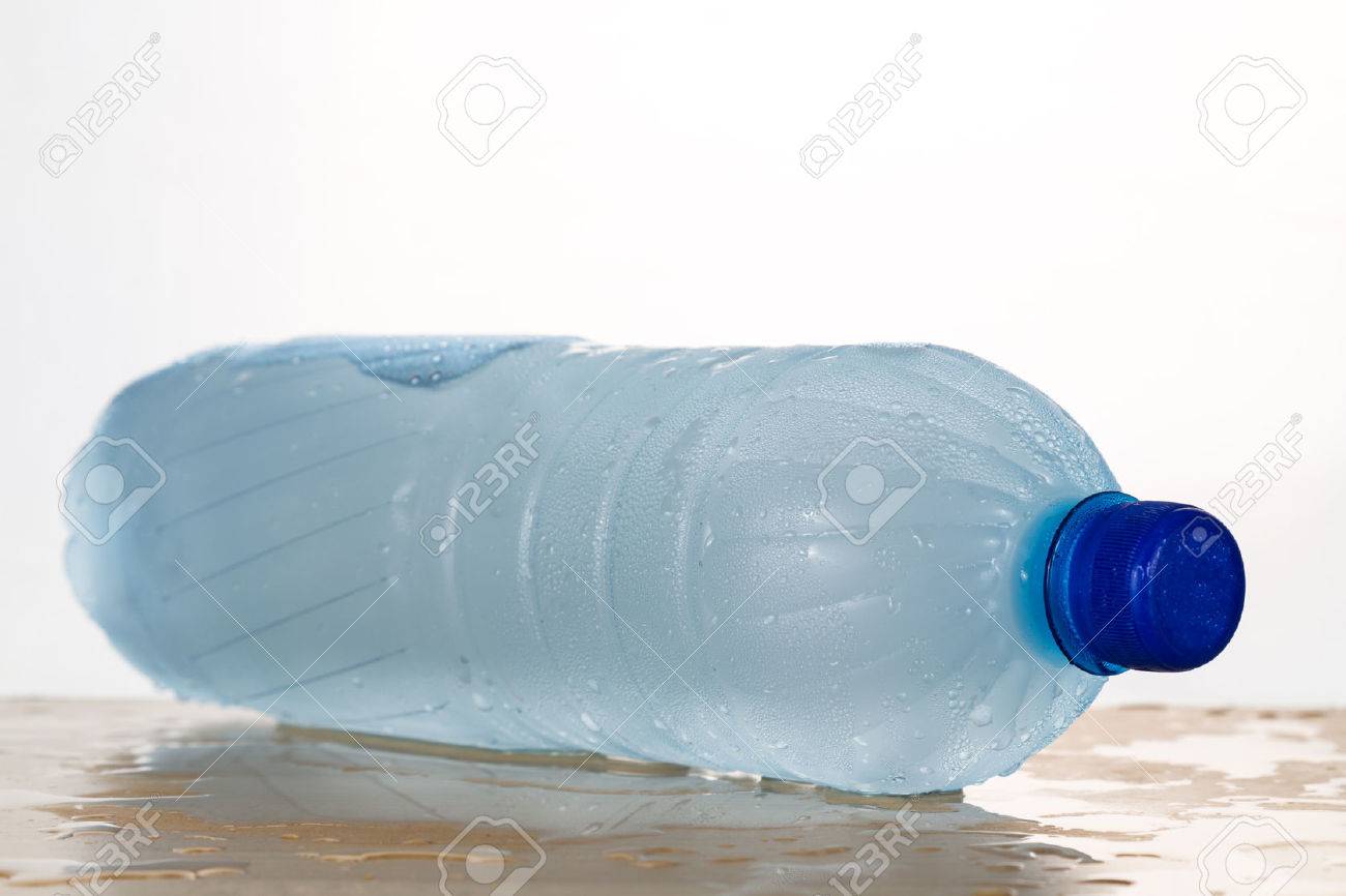 Einfrieren Wasser In Pet Plastikflasche Bieten Erfrischende Getranke Sondern Als Eine Ungesunde Praxis Lizenzfreie Fotos Bilder Und Stock Fotografie Image 51692104