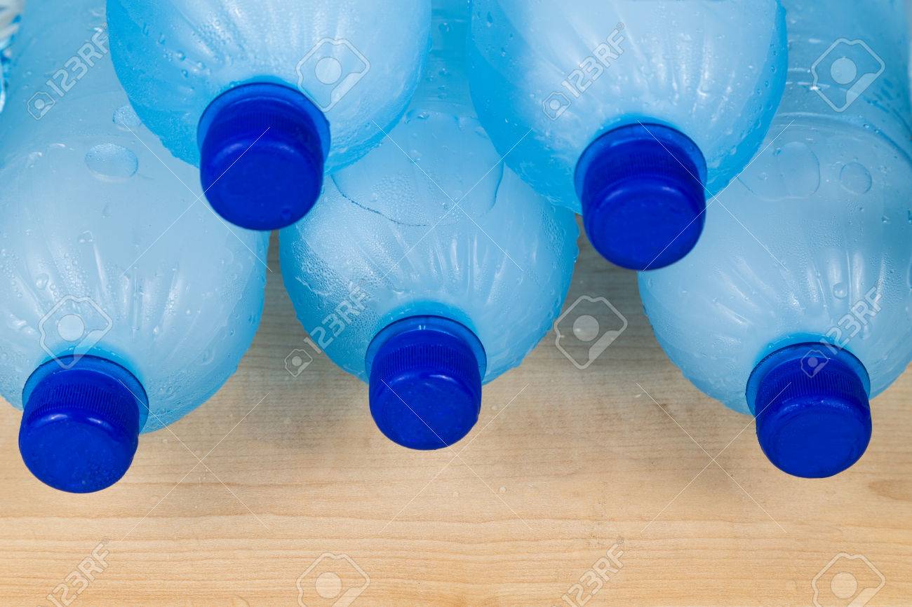 Einfrieren Wasser In Pet Plastikflasche Bieten Erfrischende Getranke Sondern Als Eine Ungesunde Praxis Lizenzfreie Fotos Bilder Und Stock Fotografie Image 51692126