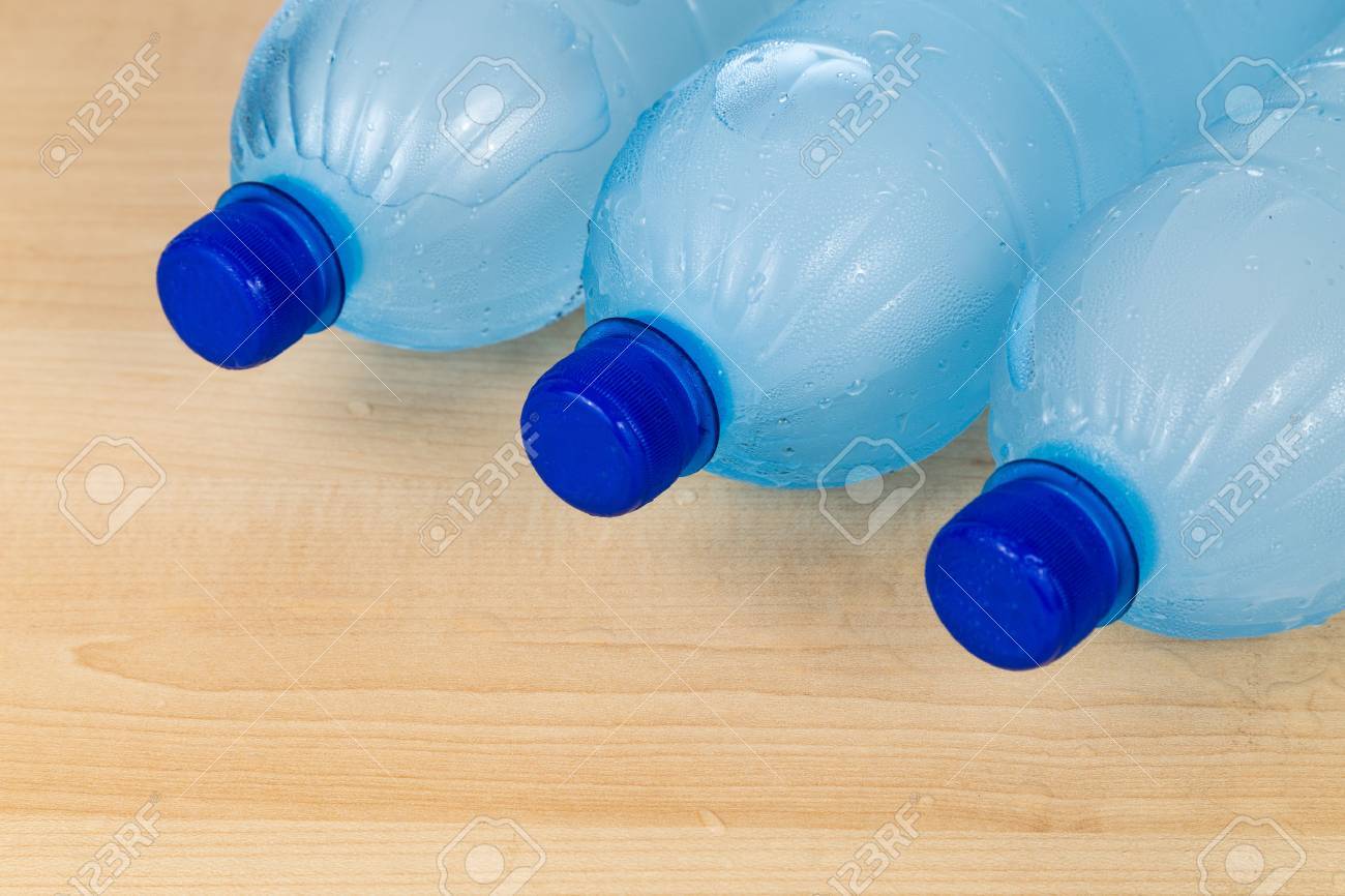 Einfrieren Wasser In Pet Plastikflasche Bieten Erfrischende Getranke Sondern Als Eine Ungesunde Praxis Lizenzfreie Fotos Bilder Und Stock Fotografie Image 51692155
