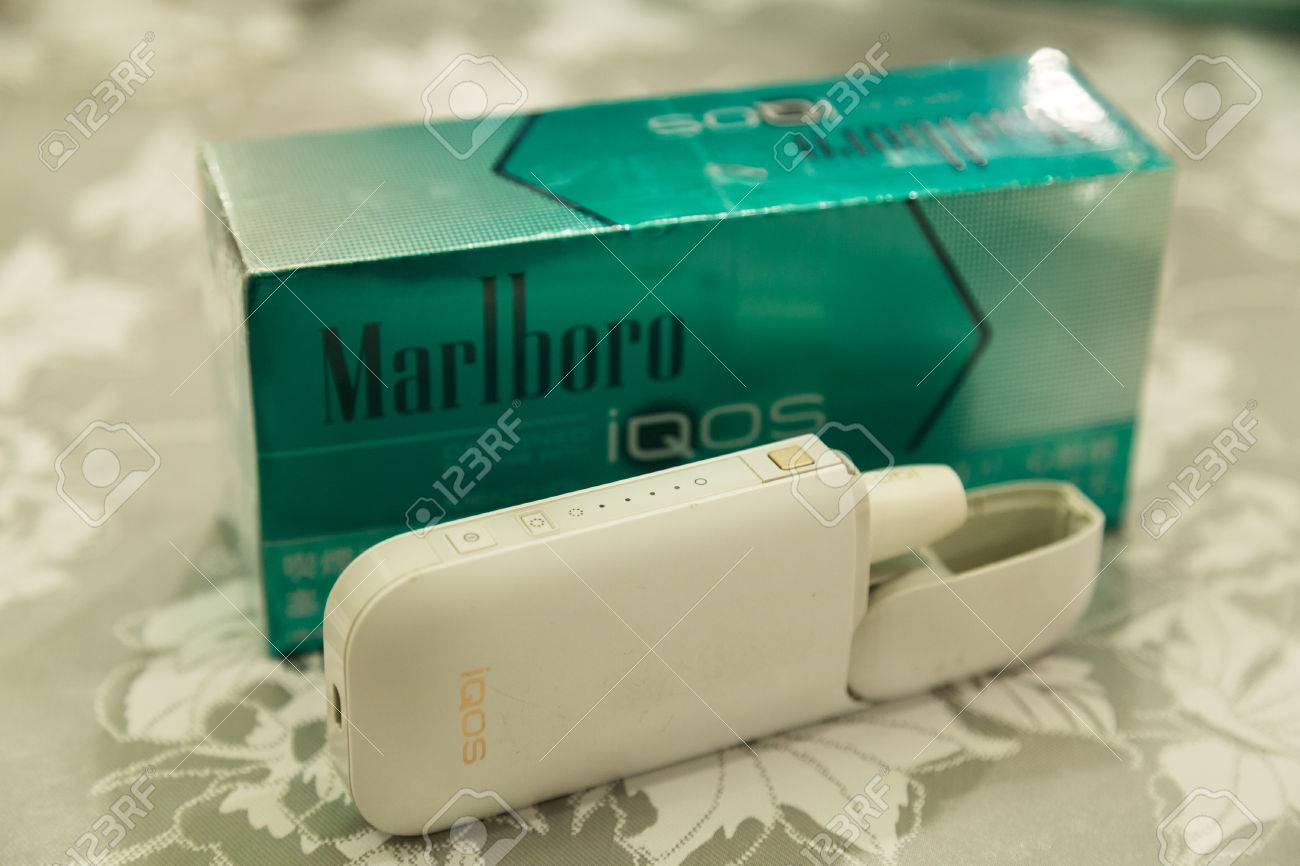 도쿄, 일본 - 12 월 (9), 2016 필립 모리스 인터내셔널의 말보로 IQOS, 아날로그 전자 담배 사이의 무연 하이브리드.  로열티 무료 사진, 그림, 이미지 그리고 스톡포토그래피. Image 70064013