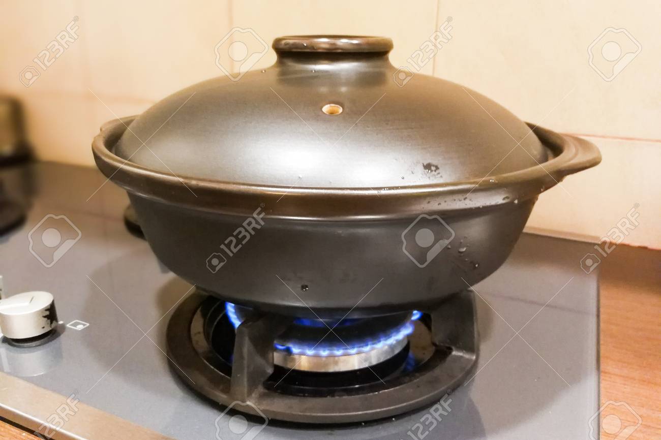 clay pot cooking on gas Ceramic clay pot on gas fire generated stove. Not suitalbe material.. clay pot cooking on gas Ceramic clay pot on gas fire generated stove. Not suitalbe material..