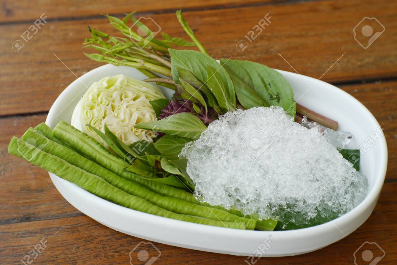 あなたは常に野菜のおかずを見る ホット辛い食べ物 E G ソムタム青パパイヤ サラダを提供していますタイのレストランで の写真素材 画像素材 Image