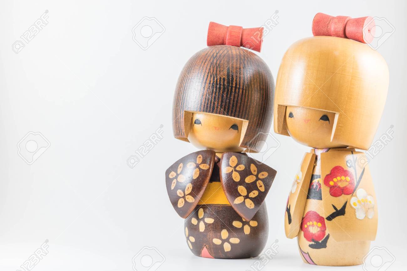 muñecas japonesas de madera