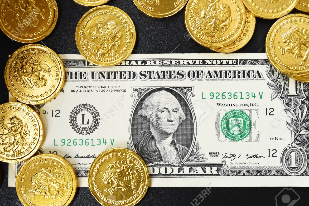 배경에 대 한 1 달러와 금화 로열티 무료 사진, 그림, 이미지 그리고 스톡포토그래피. Image 67958333