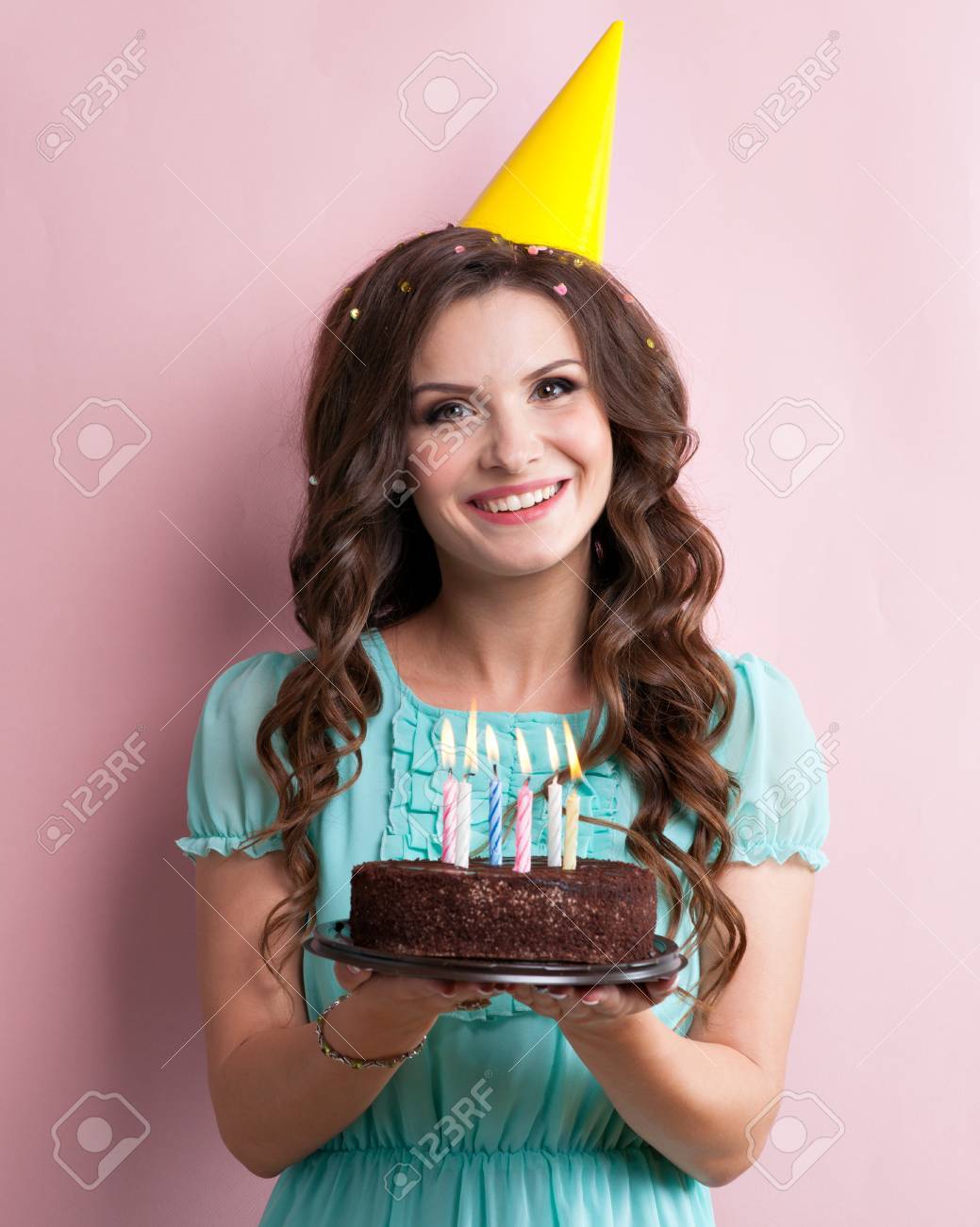 Femme Souffle Les Bougies Sur Un Gateau D Anniversaire Banque D Images Et Photos Libres De Droits Image