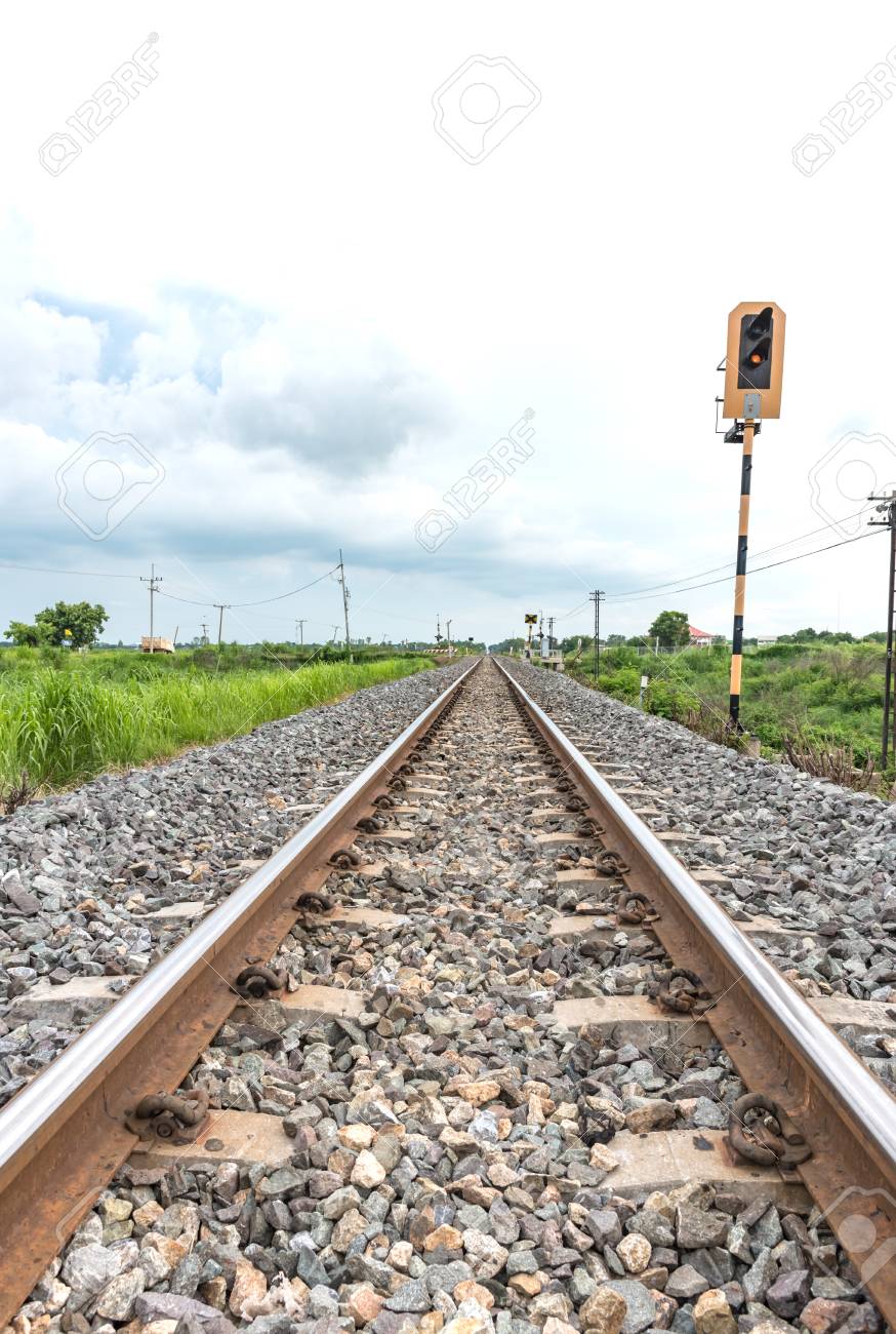 農村部のコンクリート枕木の長い直線線路 の写真素材 画像素材 Image