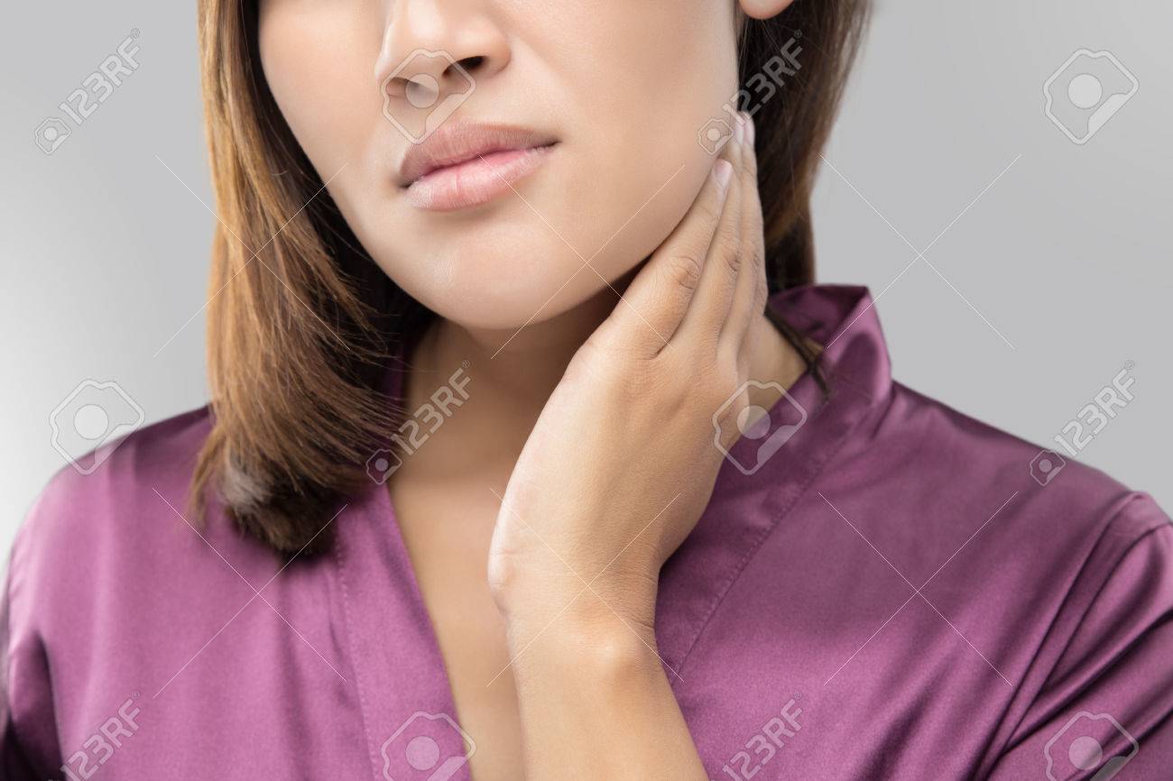 Femme Souffrant Dune Gorge Malentendante Tenant Son Cou Sur Fond Gris Lymphadénopathie Personnes Ayant Un Concept De Problème De Santé