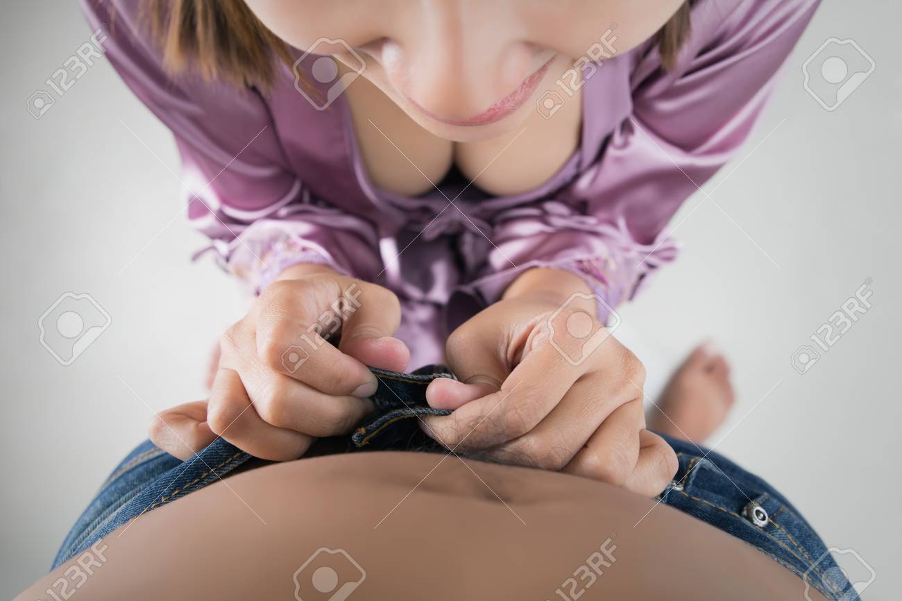 Mujer Hermosa Joven Desnudando A Su Hombre. Sexo Y Concepto Erótico Fotos,  retratos, imágenes y fotografía de archivo libres de derecho. Image 81390240