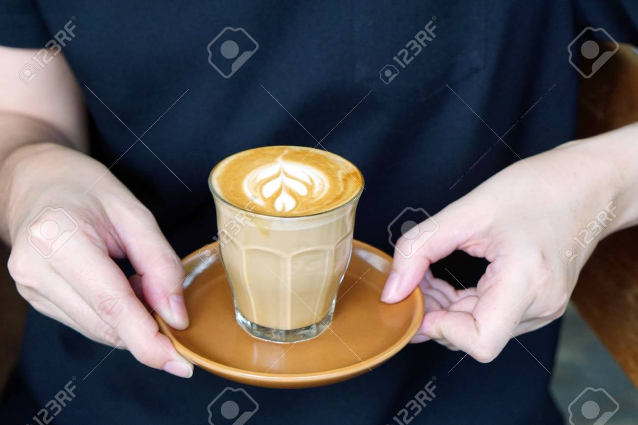 Guten Morgen Kaffeetasse Eine Tasse Heisse Piccolo Mit Latte Kunst Auf Holzplatte Mit Kopie Raum Lizenzfreie Fotos Bilder Und Stock Fotografie Image
