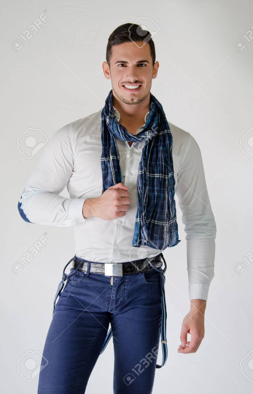 camisa blanca jean azul hombre