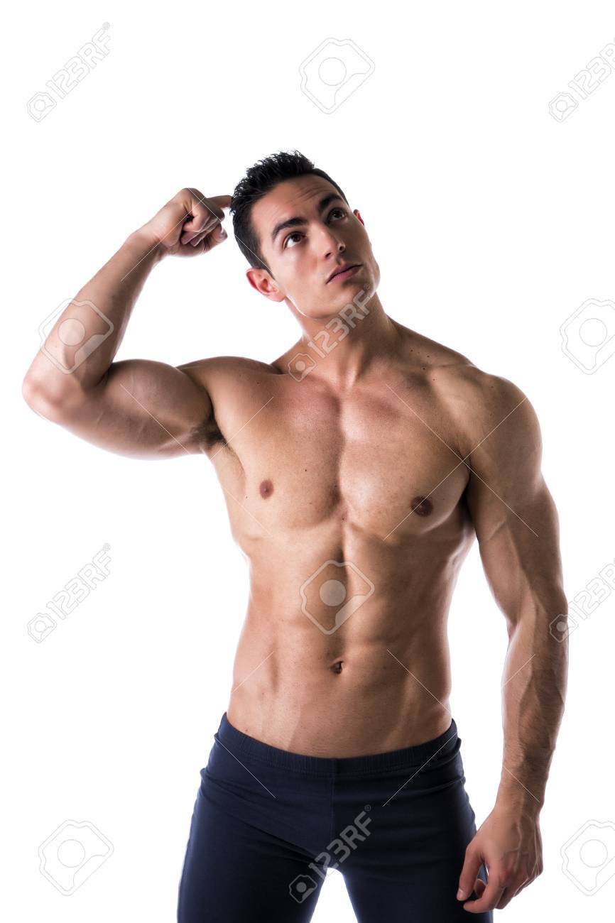 musculaire torse nu jeune homme incertain ou confus grattant la