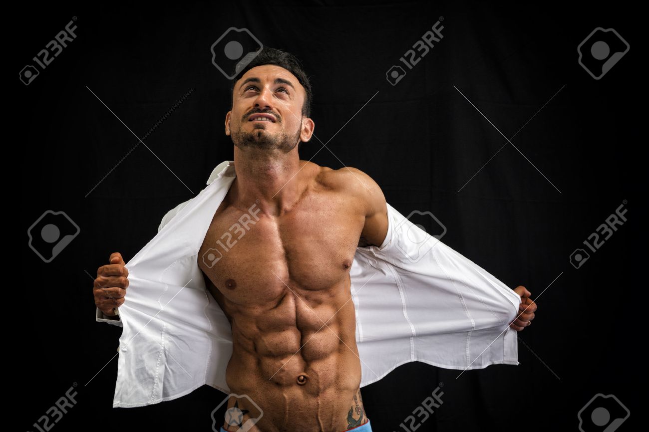 Mannlicher Bodybuilder Unter Sein Hemd Enthullt Muskulosen Oberkorper Auf Schwarzem Hintergrund Lizenzfreie Fotos Bilder Und Stock Fotografie Image 29178627