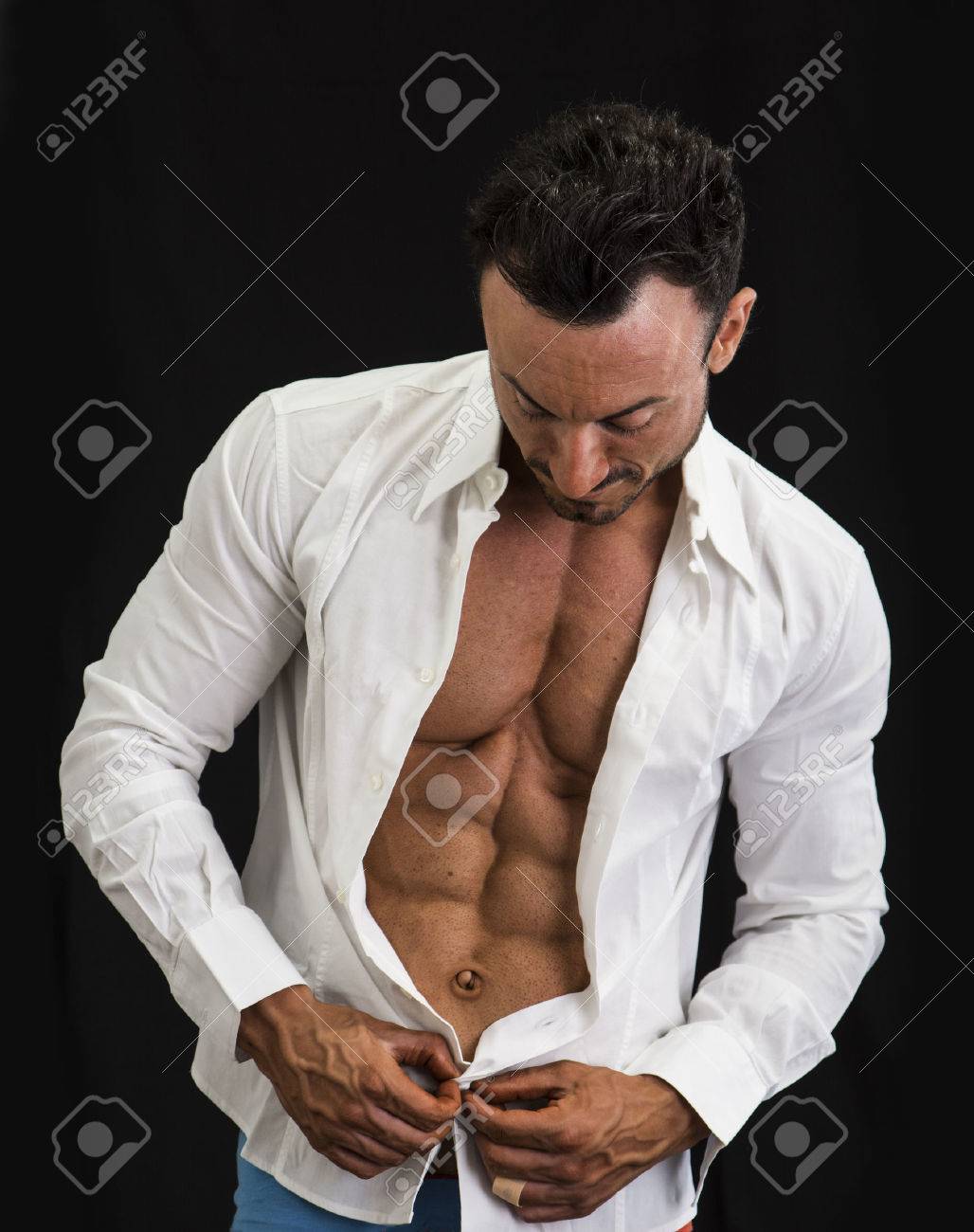 Mannlicher Bodybuilder Sein Hemd Enthullt Muskulosen Oberkorper Auf Schwarzem Hintergrund Lizenzfreie Fotos Bilder Und Stock Fotografie Image 29643990
