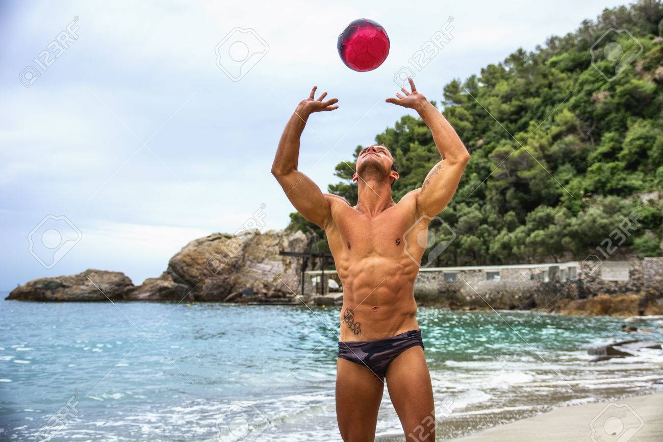 Молодой нудист