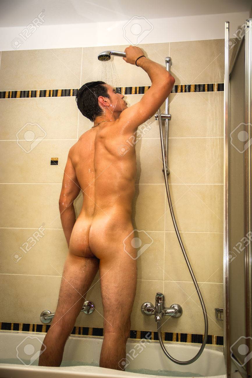 Desnudo Atlético Hombre Joven Que Toma La Ducha En El Baño Para Refrescarse  Mientras Sujeta La Cabeza De Ducha. Fotos, retratos, imágenes y fotografía  de archivo libres de derecho. Image 41153322
